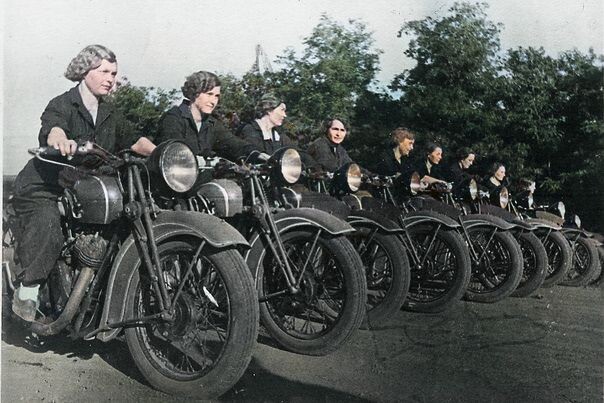 На фотографии (вторая половина 1930-х) советские девушки на мотоциклах ТИЗ АМ-600