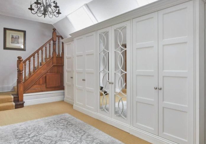 Шкафы на заказ с распашными дверями