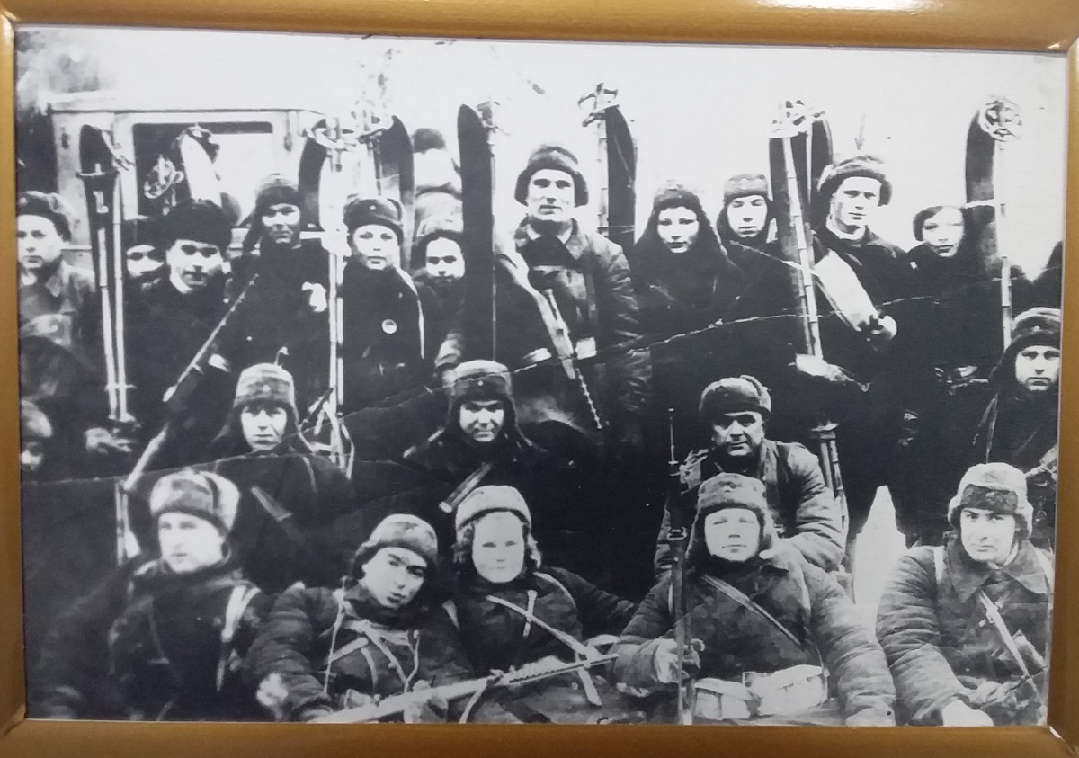 Фото из музея. Верхний ряд, второй справа стоит А.А. Лотов, "Капитан Собинов"