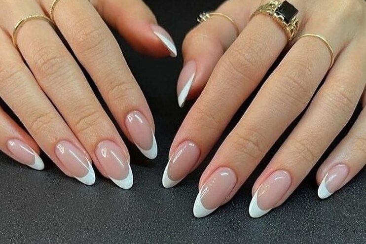     Французский маникюр за секунды: лайфхак с губкой из TilTok