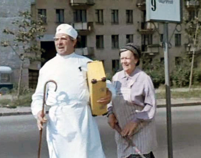 Татьяна Пельтцер и Евгений Лебедев. Кадр из фильма «Приключения желтого чемоданчика»