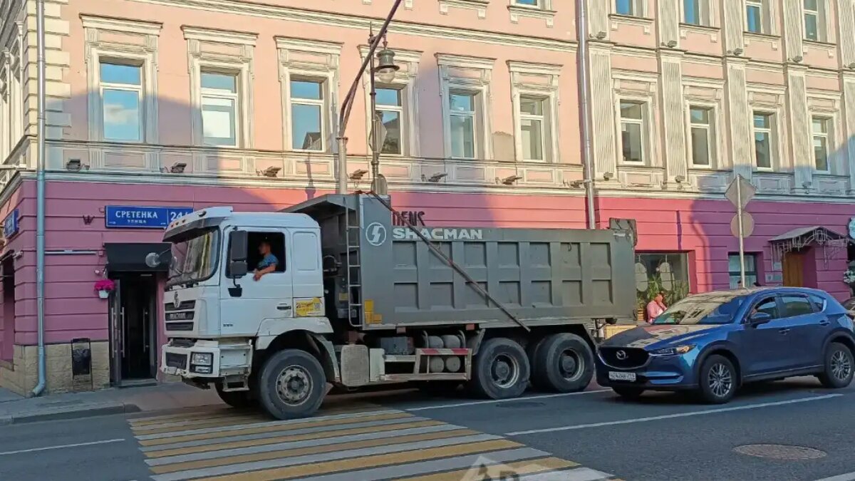    Китайский самосвал SHACMAN в центре Москвы.