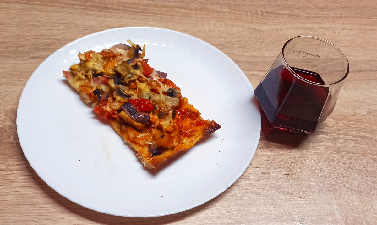 Домашняя пицца и вино