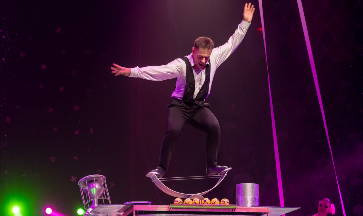 Юрий Ерофеев с номером на катушках в водно-цирковом ревю «На счастье!», Казанский цирк