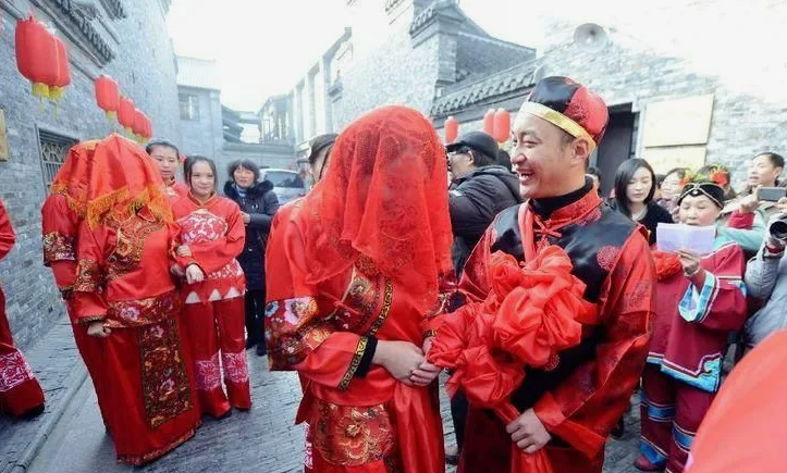 Как вам традиционный красный свадебный в Китае? Мне белый все же больше нравится