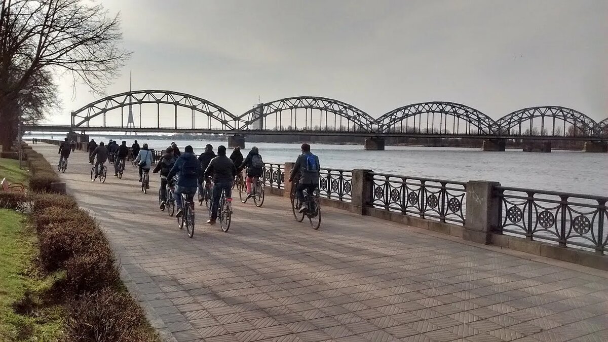 У них свой путь. Набережная Даугавы