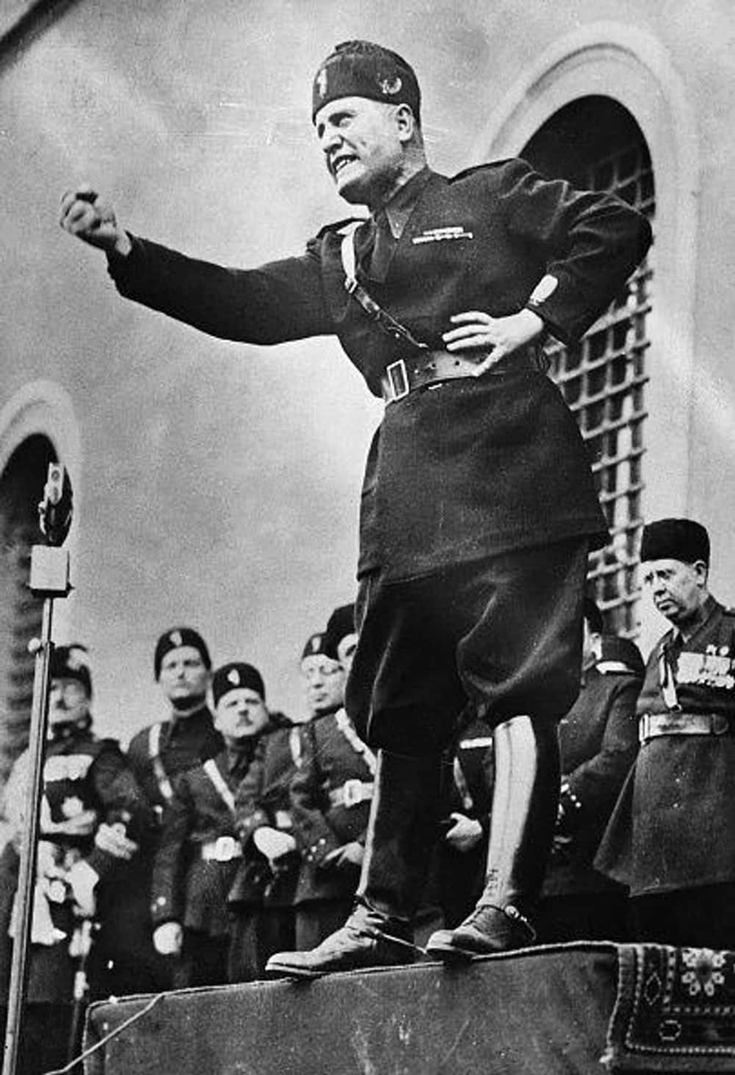 Бенито Муссолини "зажигает" публику своими пламенными речами. 1934 г.