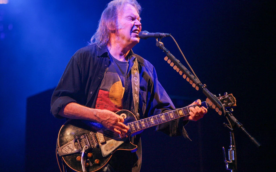 Нил Янг выступает на фестивале "Гластонбери" в 2009 году Credit: Getty