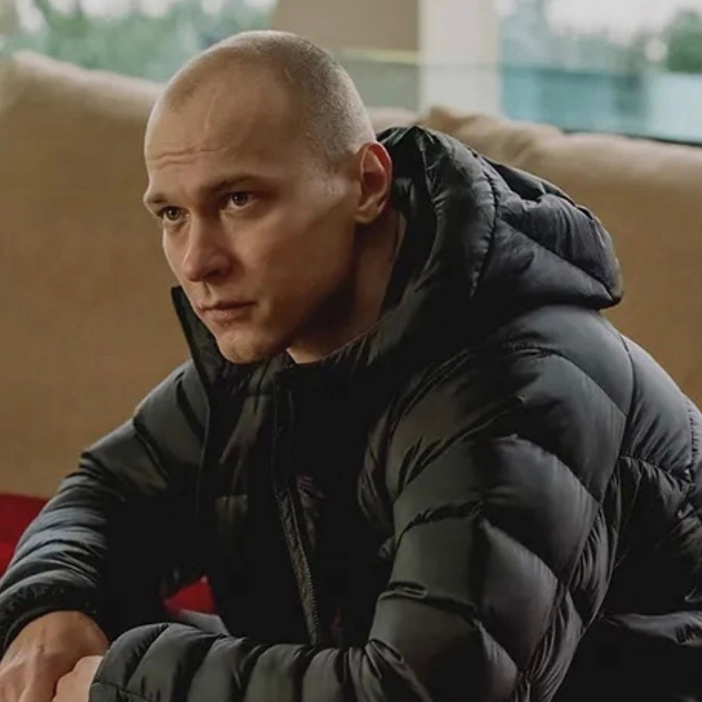 Вот типа этого. Это же тот мужик, который в 30 лет нигде не работает, мутки мутит, друзьям-раздолбаям помогает, сам за душой ничего не имеет кроме административных статей. Разве нет?)