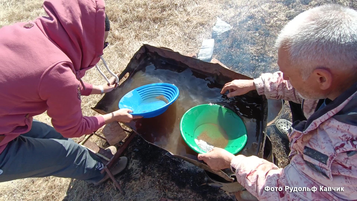 Промывка породы в полубочки, обучение работе с лотком. Фото Рудольф Кавчик