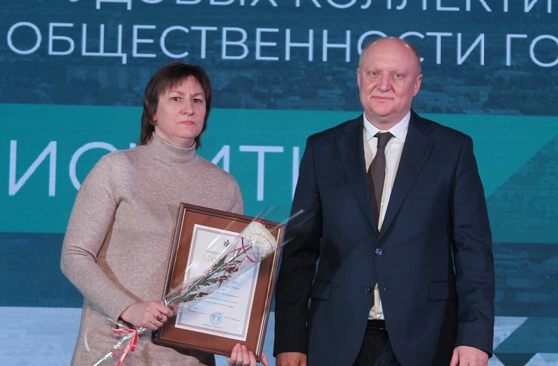    Олег Клемешов вручил Анне Голомидовой Благодарность губернатора. Фото Натальи Кривякиной