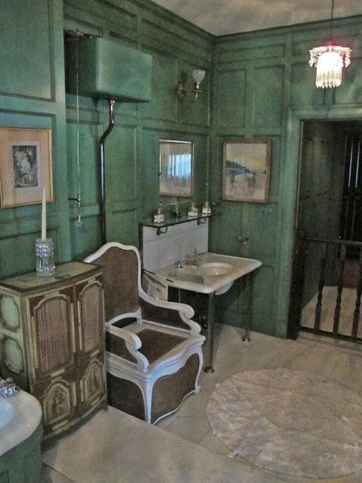 Вот тот самый ватерклозет с ,,троном,, о котором наши героини могли только мечтать