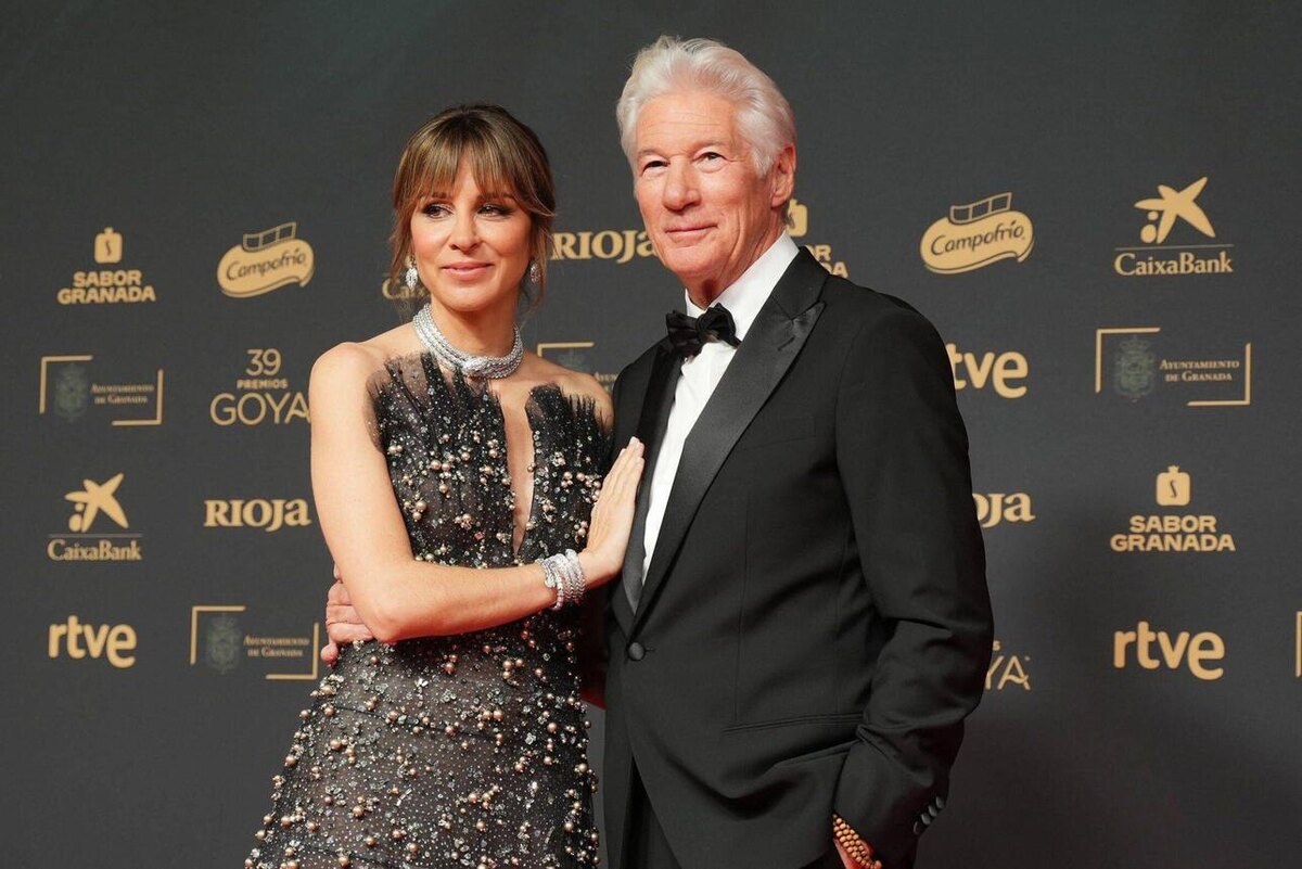    Ричард Гир невероятно счастлив со своей женой Алехандрой LEGION-MEDIA