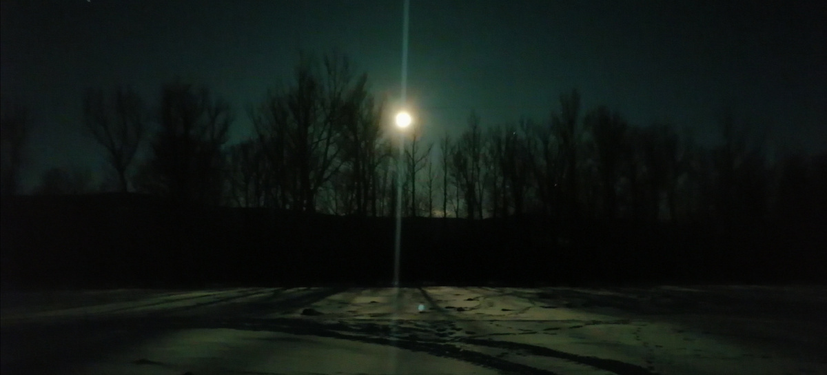 Всё равно через камеру телефона не то.