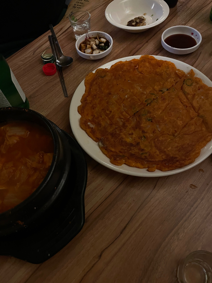 Суп  и корейский блин из кимчи.