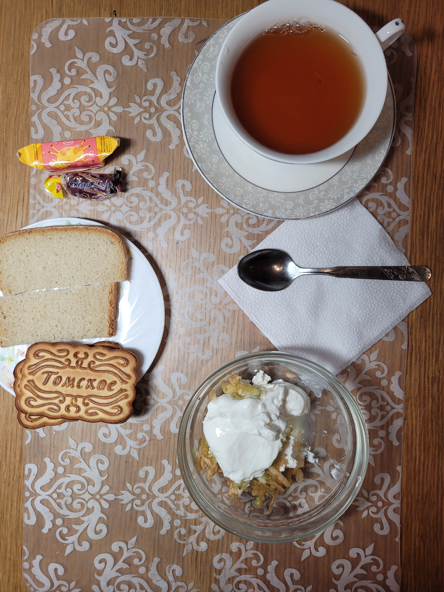 Творог с яблоком и греческим йогуртом, хлеб, печенье, конфеты, чай