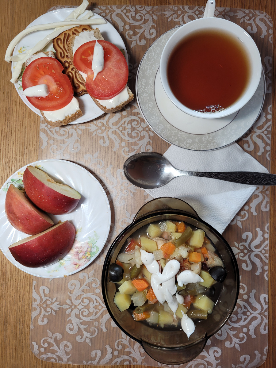 Овощной супчик, бутерброды, сыр, печенье чай, яблоко