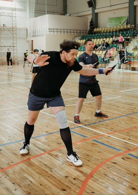 Старший на турнире по бадминтону