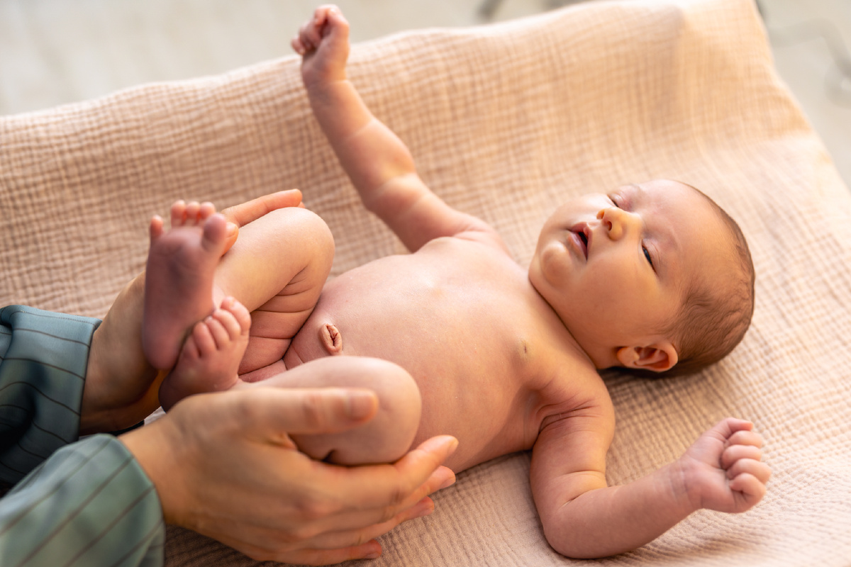 Рефлекторные упражнения – сгибайте и разгибайте ножки, чтобы стимулировать моторное развитие.