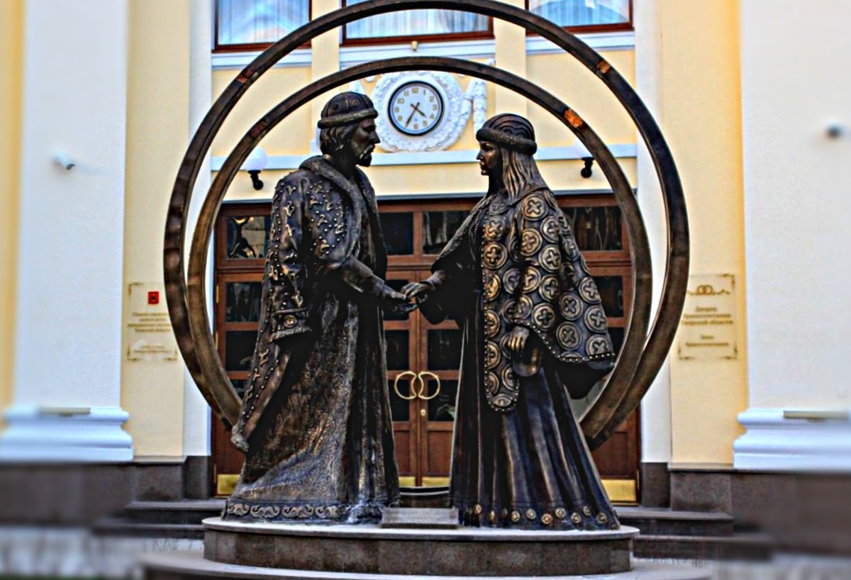 фото памятник Анне Кашинской и Михаилу Тверскому