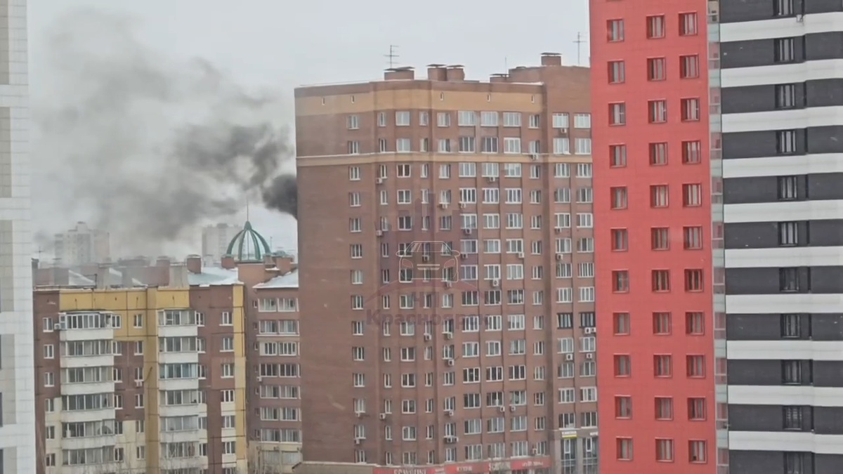     Пожарные спасли трех человек из горящей многоэтажки на Алексеева в Красноярске