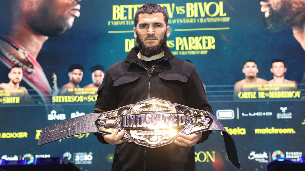 Артур Бетербиев с поясом абсолютного чемпиона