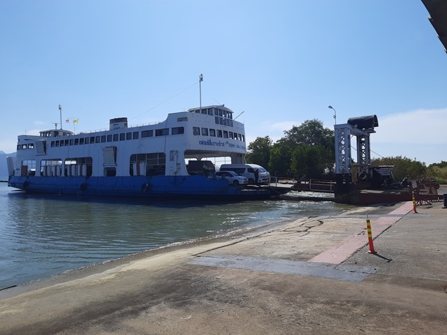 Этот паром нас доставил на остров