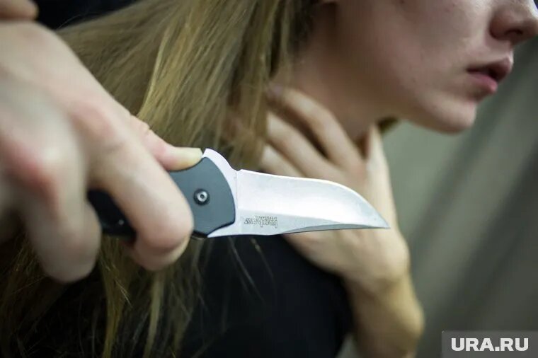 Нож в руке молодого человека пострадавшая заметила не сразу. Фото: Вениамин Фарготов © URA.RU