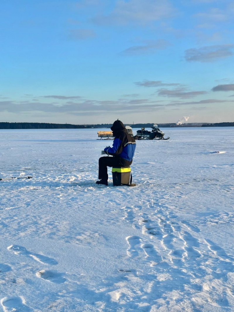    Глава Минприроды Карелии выходит на рыбалку всей семьейсоцсеть Янины Свидской