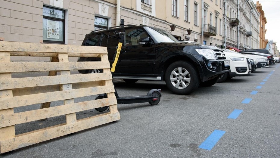    Парковка автомобилей в центре Петербурга. Автор фото: Ермохин Сергей