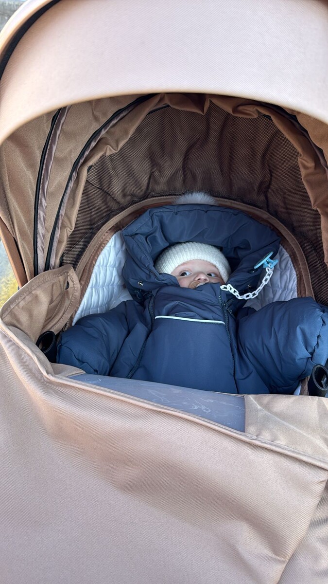 Прогулка на улице способствует тренировке процесса терморегуляции в организме младенца и укрепляет его нервную систему. Совместный отдых на улице – это самый лучший способ создать и укрепить эмоциональную связь между родителями и их малышом. На улице организм ребенка отдыхает от вредного влияния «домашних жителей», так как даже в самой стерильной квартире существует множество болезнетворных микроорганизмов. Во время прогулки легкие младенца очищаются от скопившейся в них пыли. Необходимый для роста и развития витамин D вырабатывается в организме только под прямым воздействием солнечного света. Малыш будет тренировать свое зрение. Поочередно рассматривая предметы вблизи и издалека, ребенок будет делать своеобразную зарядку для глазок. При хорошей экипировке прогулки в мороз, небольшой дождь или снег принесут ребенку только пользу и много положительных впечатлений. 