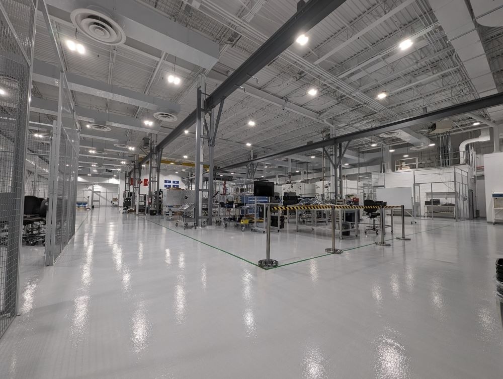 MDA открыла производственный объект площадью 1400 квадратных метров с чистой комнатой в Монреале в 2023 году. Компания также добавляет расширение на 26 000 квадратных метров к существующему объекту поблизости, более чем вдвое увеличивая свою производственную площадь для созвездия, чтобы достичь мощности по сборке двух спутников в день.     
 Фото: MDA Space  📷
