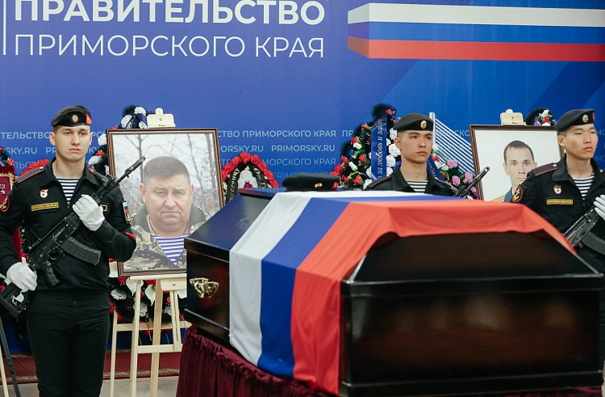 Проститься с героями России пришли тысячи человек.  Фото: Фото: Оксана Шишенко / Правительство Приморского края / primorsky.ru