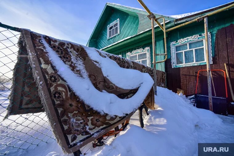 Могилевские живут в доме с печным отоплением в поселке Акбаш. Фото: Размик Закарян © URA.RU