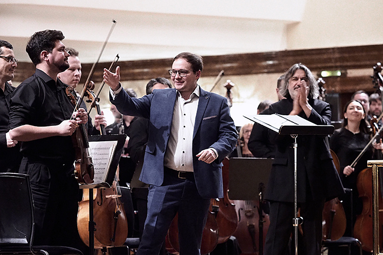    Ильяс Камал, преемник Рашида Калимуллина во главе союза композиторов РТ, проявил себя художником, который уважает традицию, но не боится окрасить ее авторским взглядом