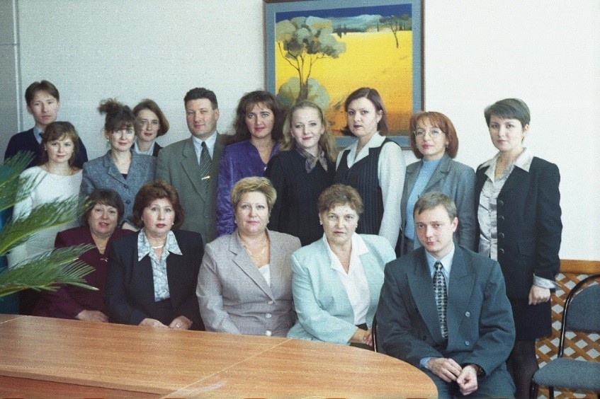 В. Г. Нанивская (1-й ряд 2-я справа) с сотрудниками кафедры МТЭК