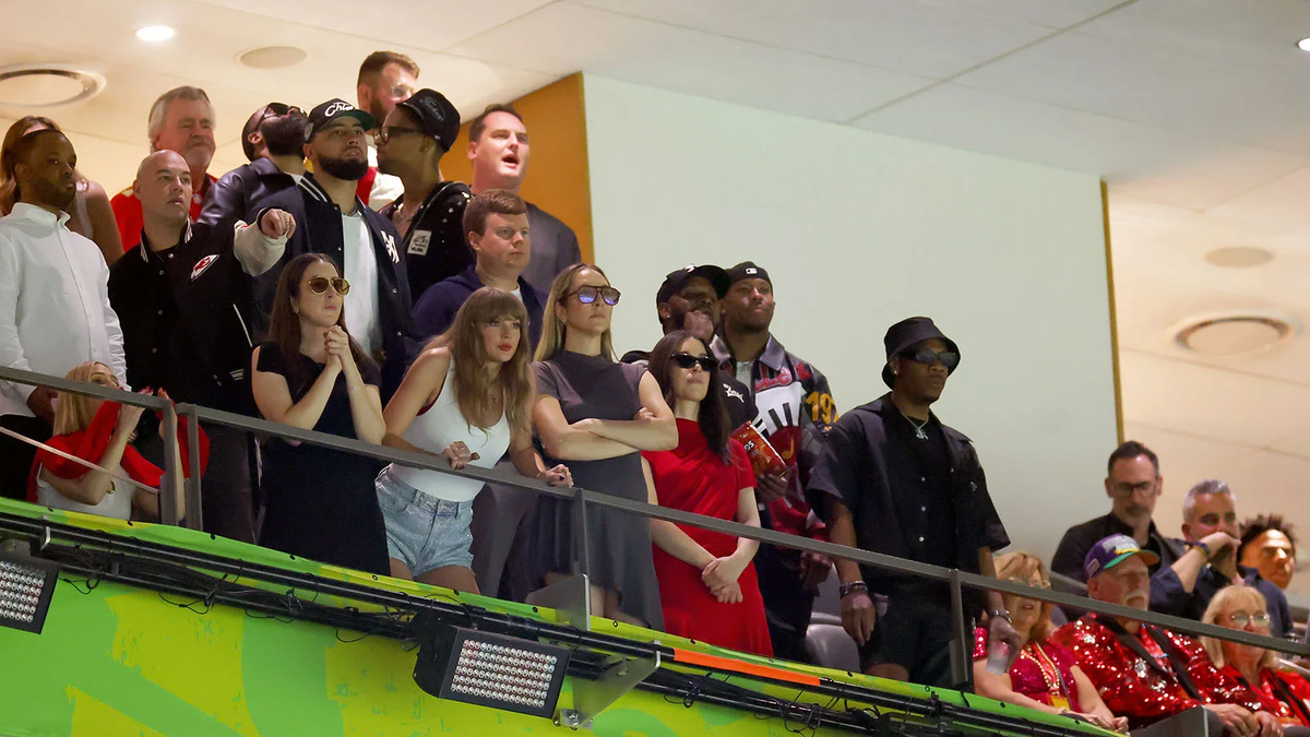 Тэйлор Свифт наблюдала за игрой из частной ложи стадиона (Фото Gregory Shamus / Getty Images)