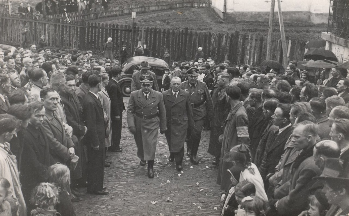 1943 год. Добровольцы дивизии в г. Санок ждут Ганса Франка, входящего в грекокатолическую (униатскую) церковь

