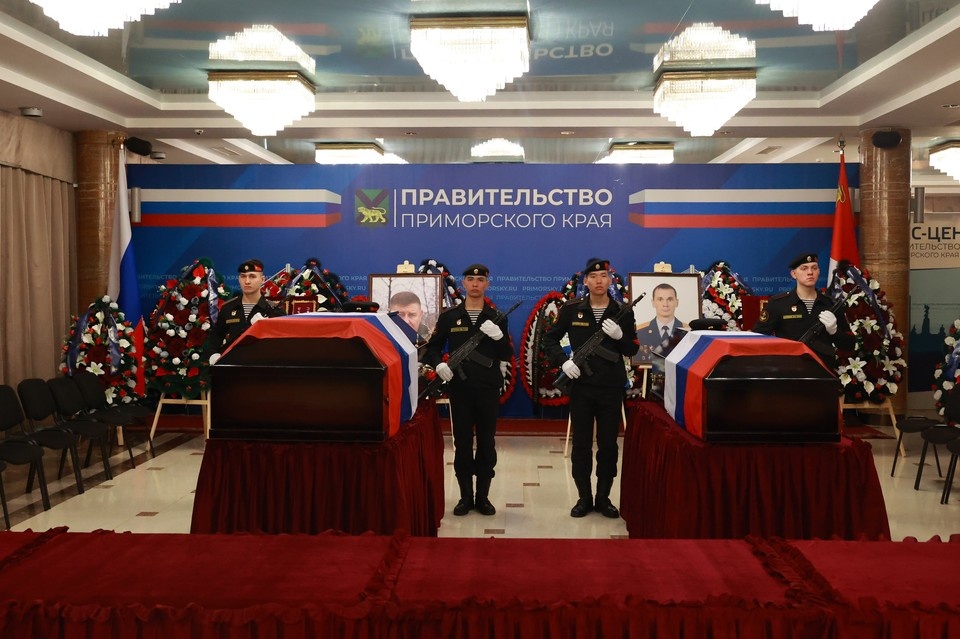    Проститься с героями пришли сотни приморцев. Вадим ПОПОВ