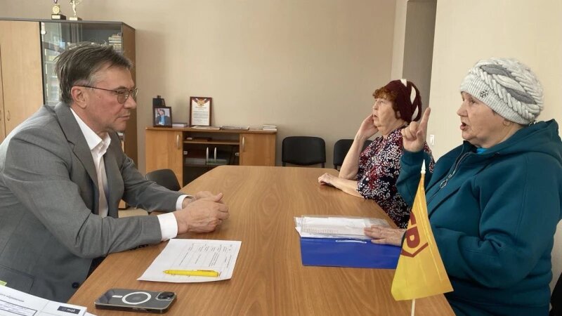     Александр Терентьев ведет личный прием граждан. Фото предоставлено пресс-службой партии «Справедливая Россия — За правду».