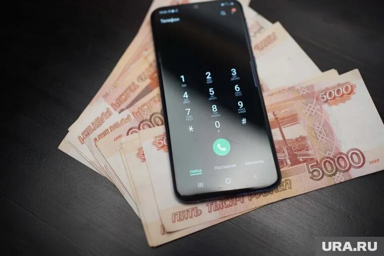 Доступ к деньгам на счетах мошенники получают через виртуальную карту. Фото: Стас Этвеш © URA.RU