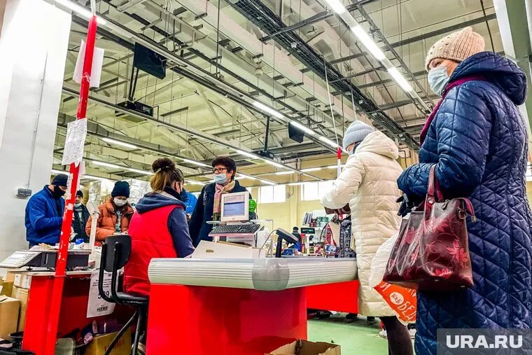 В магазинах торговали просроченными продуктами питания и непроверенными товарами. Фото: Вадим Ахметов © URA.RU