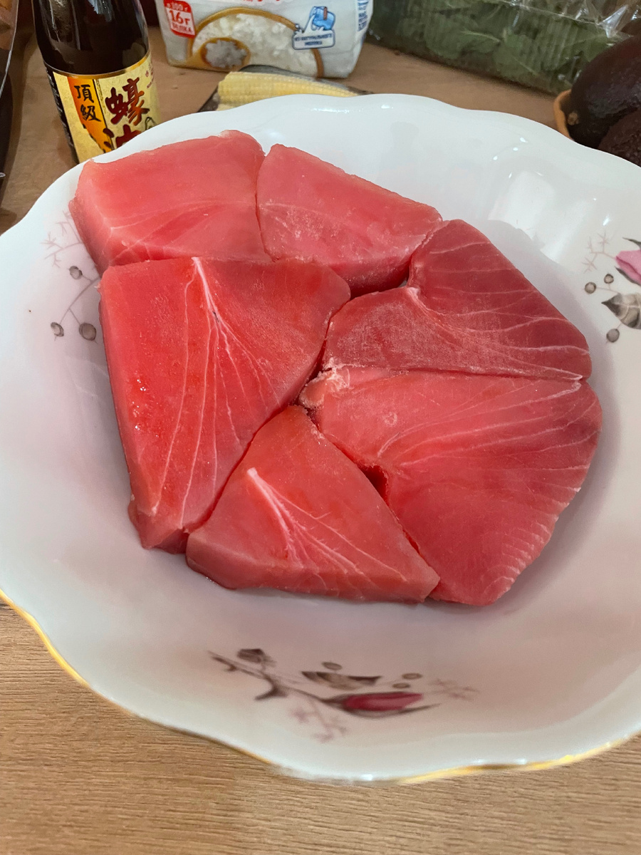 Тунец разморозил естественным способом и обсушил бумажным полотенцем