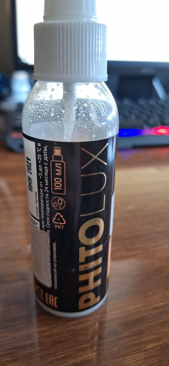 На каком этапе наносить флюид для волос ?   Масла и флюиды относятся к категории несмываемого ухода, т. е. остаются «работать» на волосах до следующего мытья головы. Масла и флюиды можно наносить сразу после мытья головы на влажные волосы, чтобы облегчить расчесывание и ускорить сушку, на чистые и высушенные волосы перед укладкой или после.   Как правильно наносить флюид?   Нанесите флюид на чистую сухую кожу легкими похлопывающими движениями ладоней по направлению от центра лица к контурам и вниз по шее. Или смочите флюидом ватный диск и нанесите на кожу лица и шеи легкими разглаживающими движениями. При нанесении избегайте области вокруг глаз.   Концентрированная сыворотка-флюид особенно рекомендуется для волос, склонных к ломкости. Драгоценное масло арганы эффективно питает и восстанавливает волосы, не утяжеляя их. Волосы становятся сильными, послушными, легко укладываются. Молекулы жидкого шелка придают гладкость, эластичность и глянцевый блеск.

Легкая сыворотка-флюид наносится на вымытые волосы, после чего волосы можно просто высушить либо уложить привычным способом. Ваши волосы будут выглядеть великолепно!

Активные компоненты защищают волосы при термоукладке.

Сыворотка-флюид обладает антистатическим эффектом.