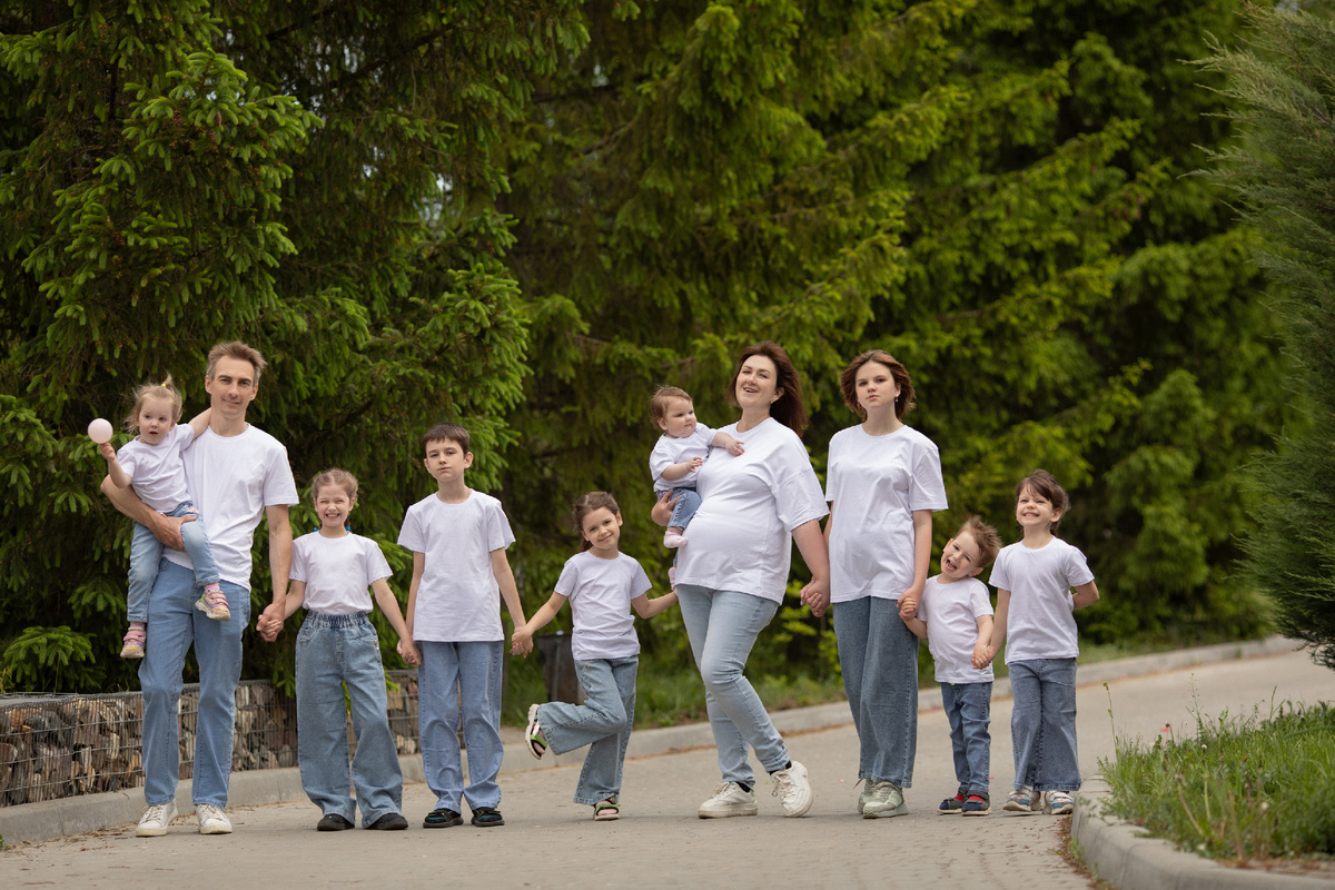 На этом фото как раз не хватает троих старших... Только младшие дети.