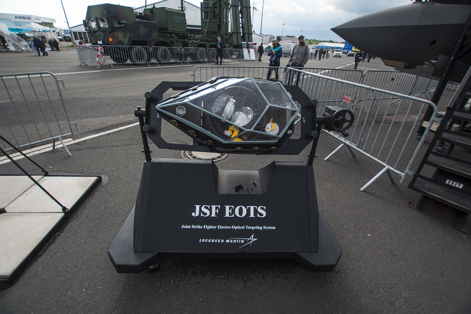 На фото видно и штатную EOTS встроенную под носом F-35