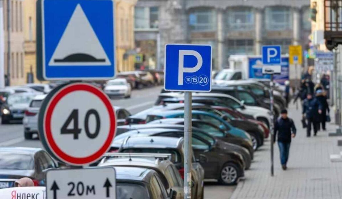     Автомобили на платной парковке. Источник: kp.ru Автор фото: Олег Золото