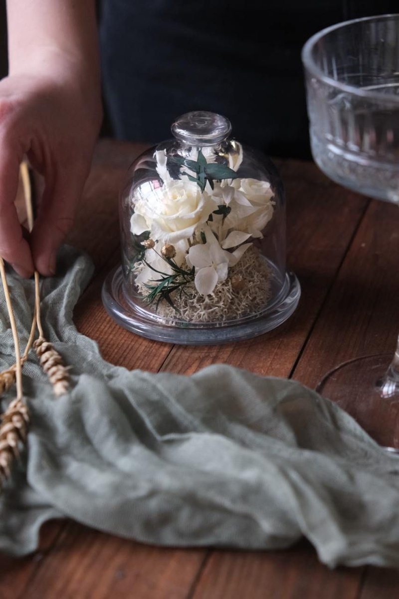 Весенняя композиция в колбе (клоше) со стабилизированными розами и сухоцветами. 