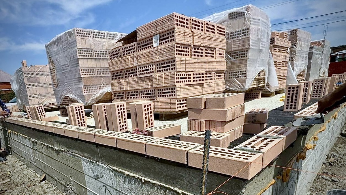 Начало кладки лицевого кирпича