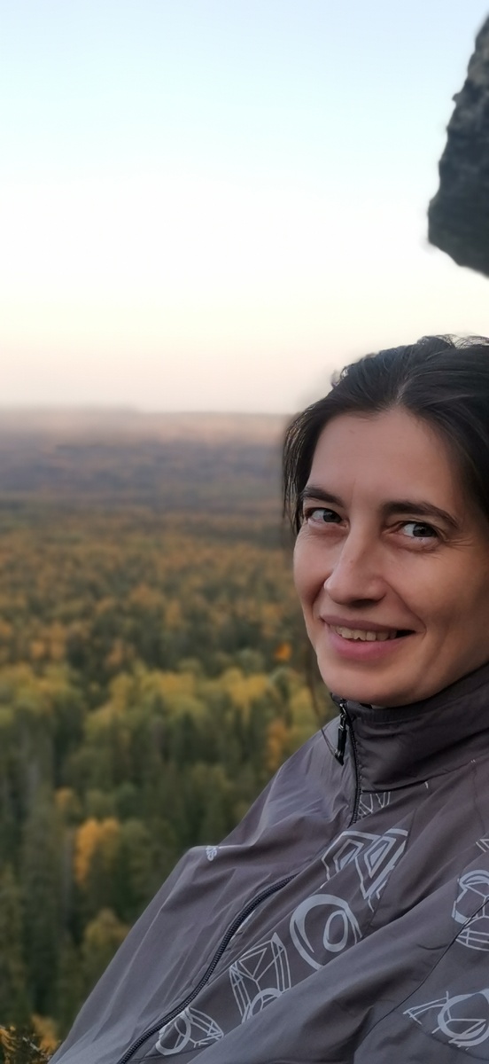 Это Наталья — супруга Алексея. Она не только верная спутница, но и незаменимая помощница, настоящая муза, хранительница семейного очага и заботливая мама четверых детей. С такой поддержкой нам всё по плечу! 